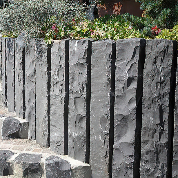 Palisade aus explodiertem SUPER BLACK BASALT