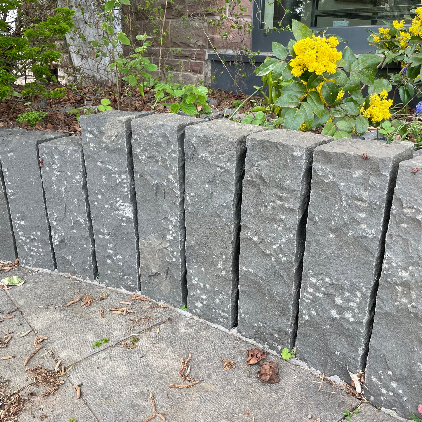 Palisade aus explodiertem SUPER BLACK BASALT