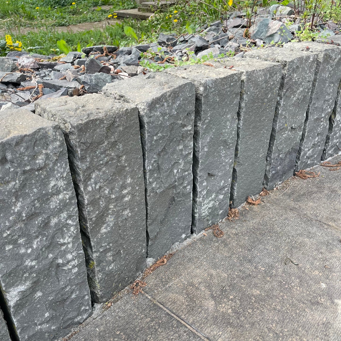 Palisade aus explodiertem SUPER BLACK BASALT