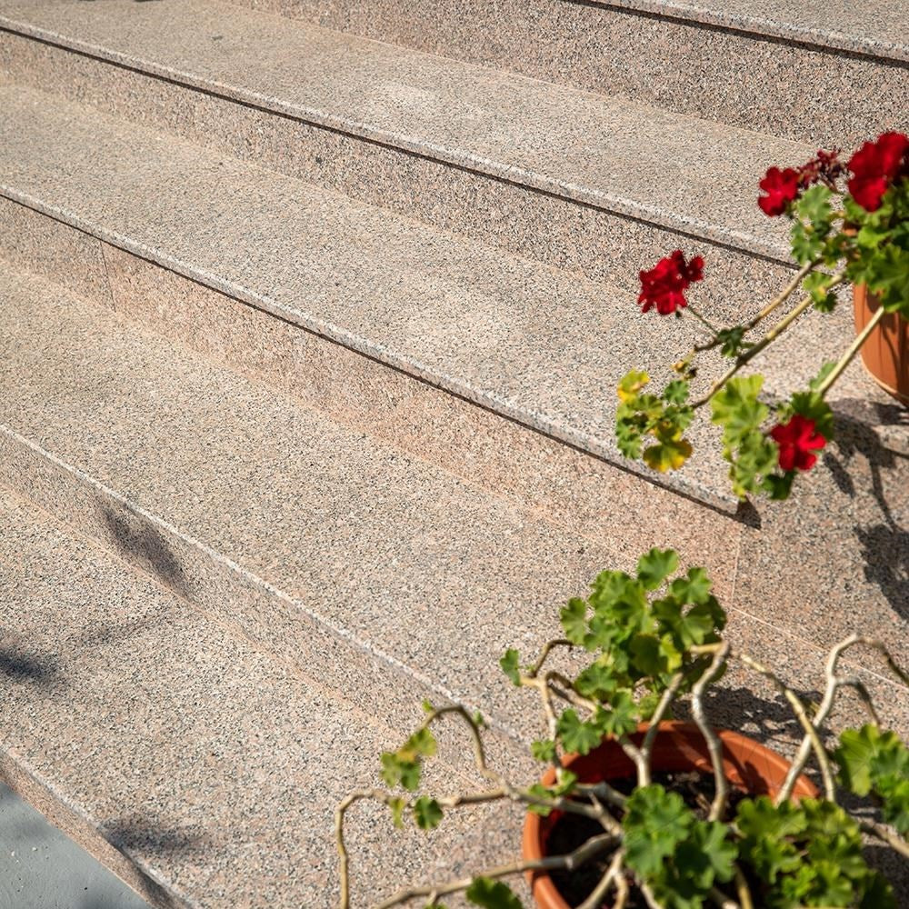 Marche habillage d'escalier en Granite ROSA DORA