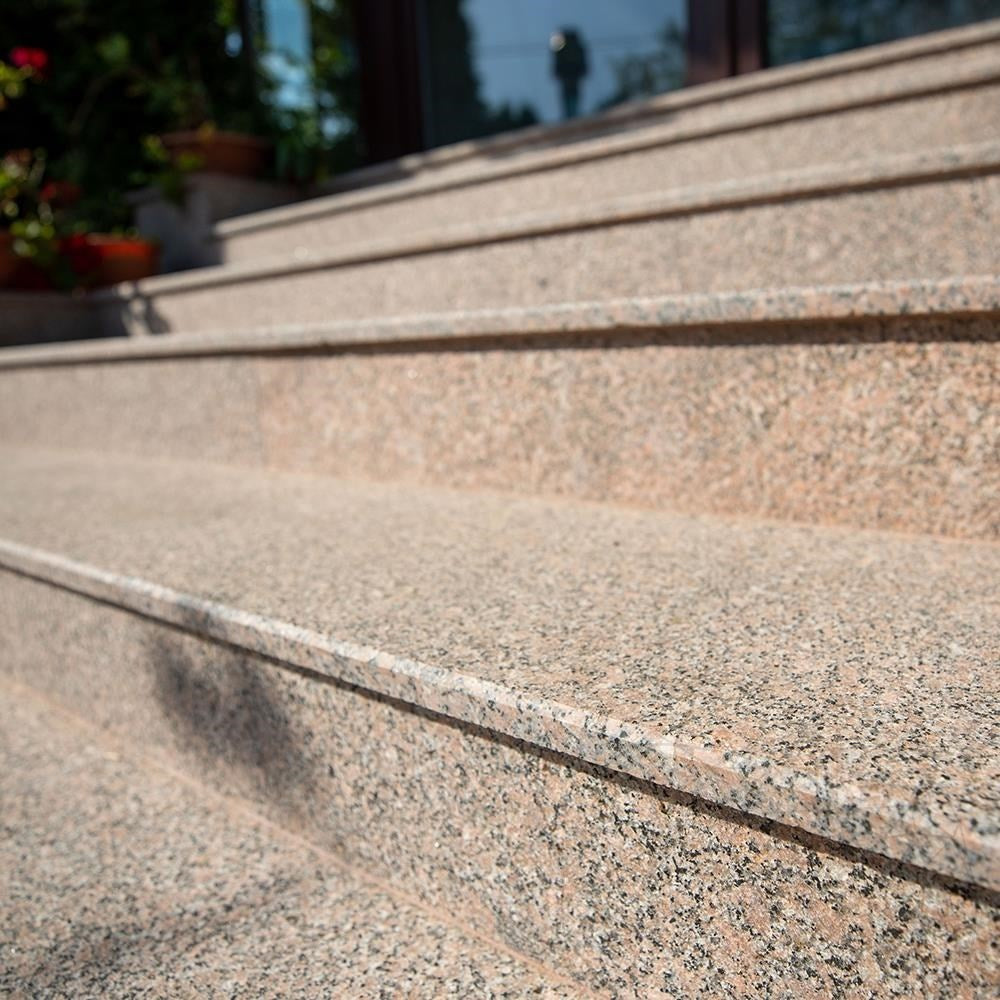 Marche habillage d'escalier en Granite ROSA DORA