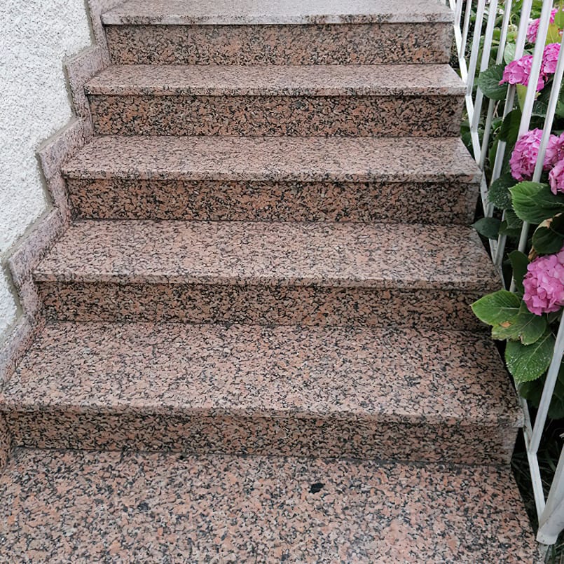 Marche habillage d'escalier en Granite ROSE PORINO