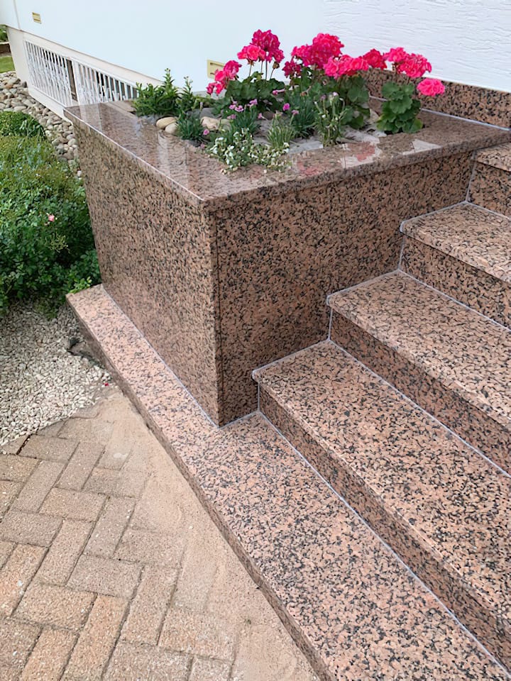 Marche habillage d'escalier en Granite ROSE PORINO