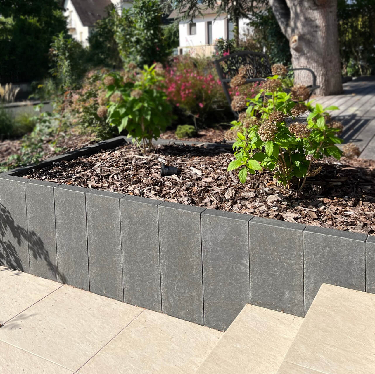 Palisade aus geflammtem SUPER BLACK BASALT