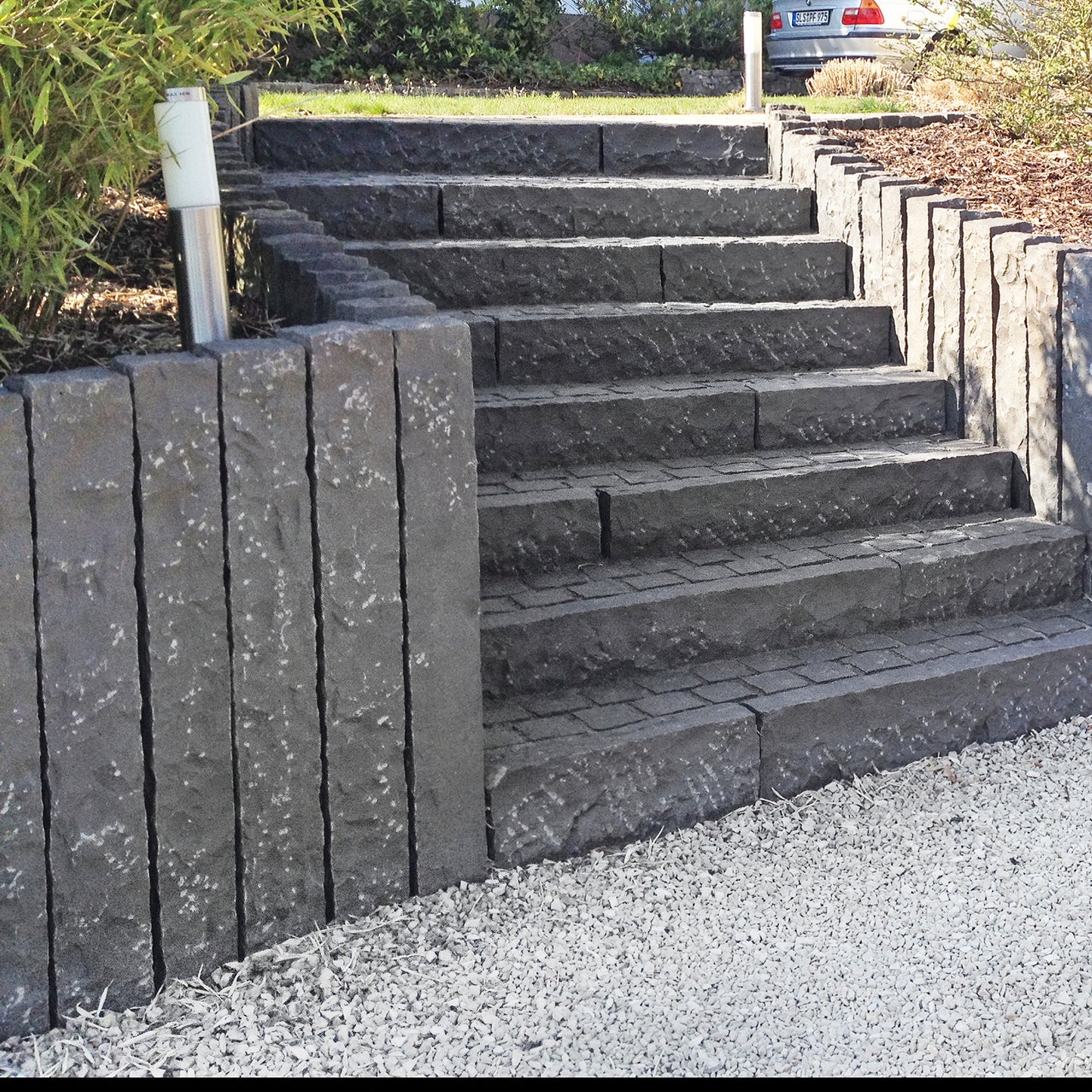 Palisade aus explodiertem SUPER BLACK BASALT